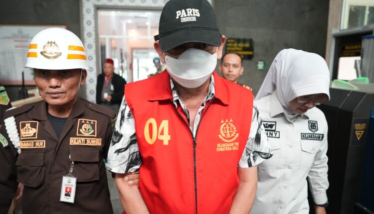 Tersangka Dasril digiring penyidik Kejati Sumsel usai resmi ditahan dalam kasus dugaan korupsi KUR Mikro Bank Sumsel Babel KCP Semendo.