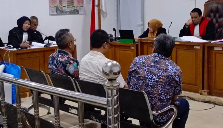 Para saksi dari PT Waskita Karya memberikan keterangan dihadapan Majelis Hakim dalam sidang lanjutan kasus dugaan korupsi proyek LRT Palembang di Pengadilan Negeri Palembang.