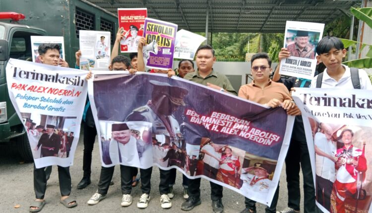 Pemuda dan masyarakat Sumsel mengawal jalannya persidangan Alex Noerdin di PN Palembang sambil menyuarakan dukungan moral.