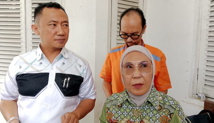 Kuasa hukum Alex Noerdin, Titis Rachmawati, didampingi Redho Junaidi, memberikan keterangan usai membacakan eksepsi di PN Tipikor Palembang.