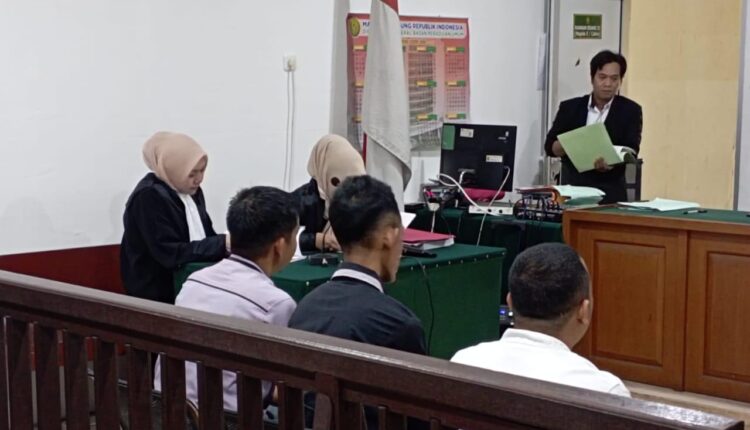 JPU Kejari Palembang membacakan dakwaan terhadap tiga terdakwa kasus peredaran rokok ilegal tanpa pita cukai dalam sidang di Pengadilan Negeri Palembang.