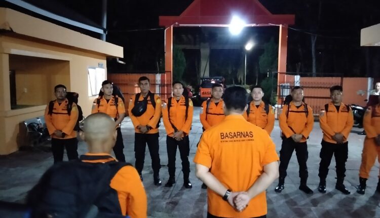 Kepala Basarnas Palembang, Raymond Konstantin saat memimpin apel sebelum keberangkatan personil ke Sumbar. (Foto: Dokumen Basarnas Palembang)
