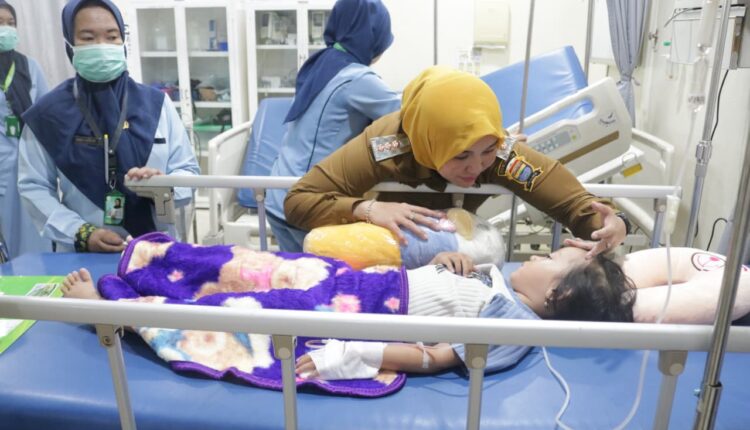 Camat Seberang Ulu (SU) II, Palembang, Arya Andriana menjenguk korban kerumah sakit Bari Palembang. 