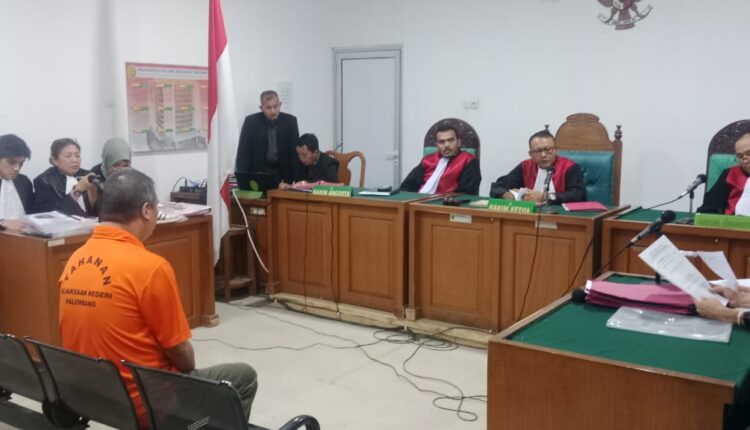 Terdakwa Suseno Kornelius, mengikuti sidang tuntutan di Pengadilan Negeri Palembang.