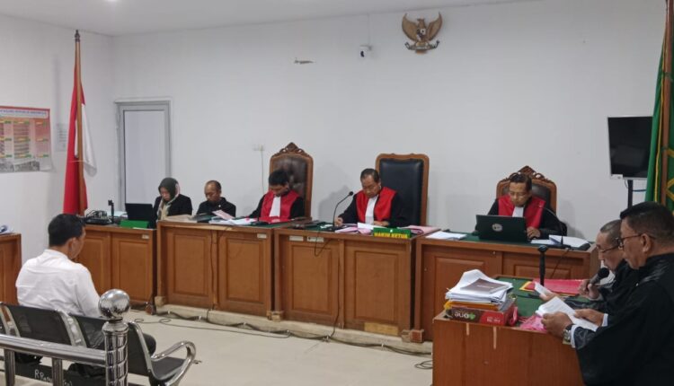 Penasihat hukum terdakwa Bembi Adisaputra saat membacakan eksepsi dalam sidang lanjutan perkara dugaan di Pengadilan Tipikor Palembang.