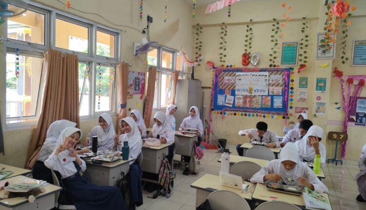 Selesai menggalang dana para siswa menyantap MBG bersama.