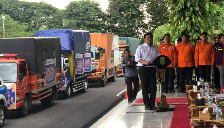 Gubernur Sumsel, Herman Deru saat melepas 17 armada truk bantuan di Griya Agung.