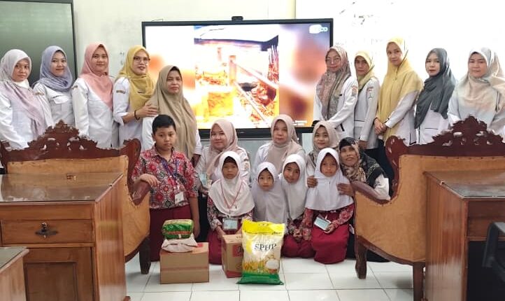 Siswa SD Negeri 226 menggalang bantuan korban bencana di Aceh, Sumatera Barat dan Sumatera Utara.