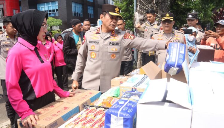 Kapolda Sumsel Irjen Pol Andi Rian R Djajadi saat memeriksa paket bantuan sembako sebelum dikirim.