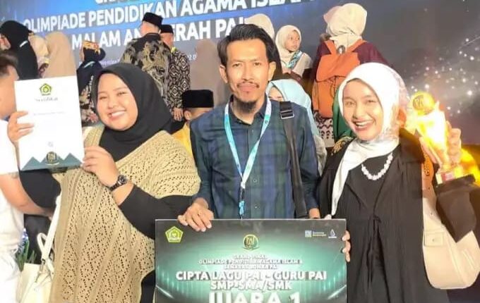 M Febriansyah Juaini, guru SMAN 16 Palembang meraih Juara 1 Nasional di ajang Lomba Cipta Lagu Pendidikan Agama Islam (PAI) yang digelar Kementerian Agama Republik Indonesia.