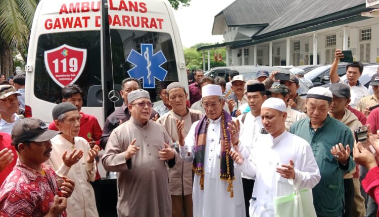 Sejumlah tokoh Majelis Taklim dan pengurus masjid Palembang terlihat hadir memberikan dukungan moral kepada Kemas Haji Abdul Halim (Haji Alim) saat sidang di Pengadilan Negeri Palembang.
