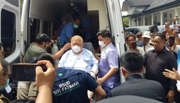 Dengan kondisi sakit dan tetap terhubung dengan tabung oksigen, H Alim tiba di PN Tipikor Palembang untuk mengikuti pembacaan dakwaan dalam perkara dugaan pemalsuan dokumen tanah.