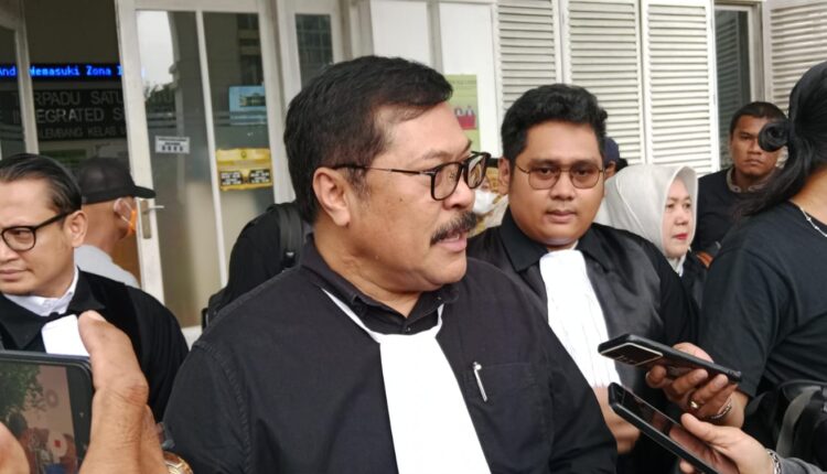 Penasihat hukum Haji Alim, Jan Maringka, memberikan keterangan kepada awak media usai sidang perdana kasus dugaan korupsi dan mafia tanah Tol Betung Tempino Jambi di PN Palembang.
