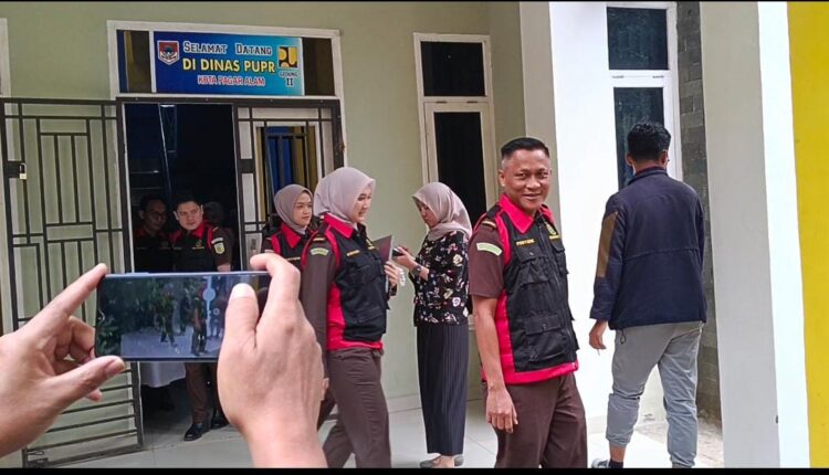 Penggeledahan ruang Bina Marga PUTR oleh Kejari Pagar Alam. (arsip)