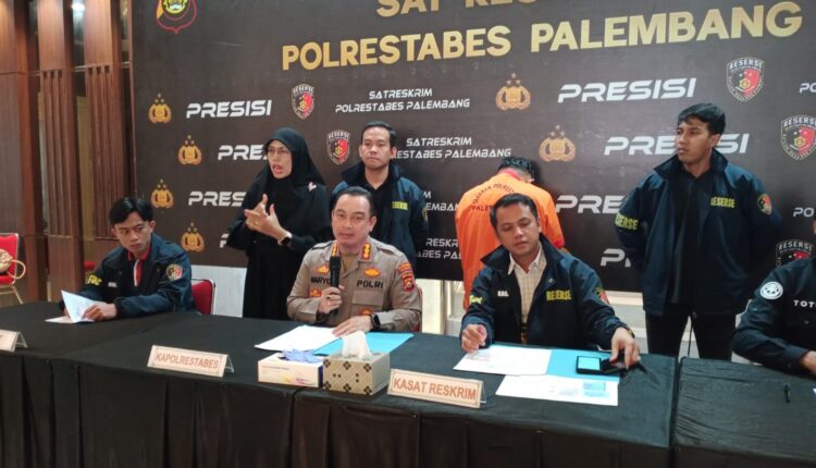 Pelaku pembunuhan bos kerupuk saat di rilis di Polrestabes Palembang.