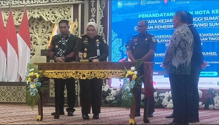Kajari Pagar Alam, Ira Febrina, menghadiri penandatanganan MoU Kejati Sumsel Pemprov Sumsel terkait persiapan penerapan hukuman pekerja sosial bagi pelaku berstatus Restorative Justice.