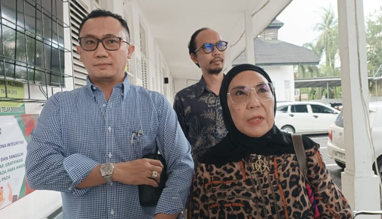 Kuasa hukum Alex Noerdin, Titis Rachmawati, Ridho Junaidi, dan Bayu.