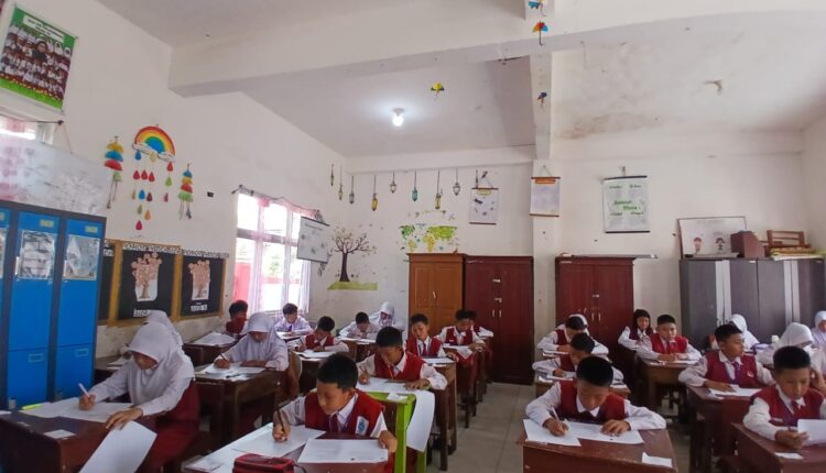 Suasana belajar mengajar di salah satu sekolah dasar di Kota Palembang.