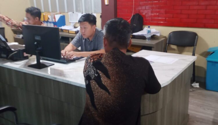 Ayah korban membuat Laporan Polisi.