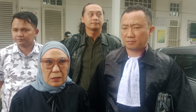 Tim penasihat hukum Alex Noerdin, Titis Rachmawati dan Ridho Junaidi.
