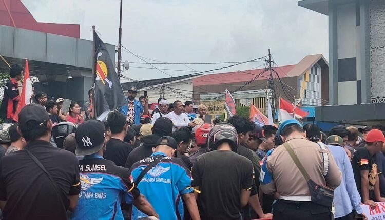 Ratusan Sopir Truk saat melakukan aksi damai di Kantor Gubernur Sumsel. (Foto: Tia)