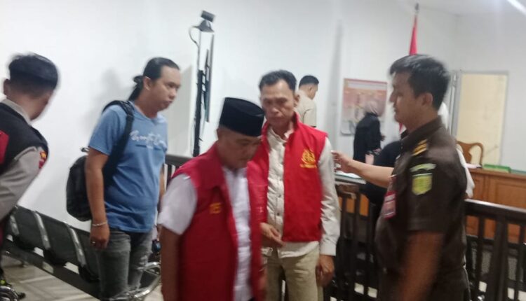 Dua terdakwa kasus penyalahgunaan atribut kejaksaan dan pemerasan menjalani sidang perdana, dengan agenda pembacaan dakwaan di PN Palembang.