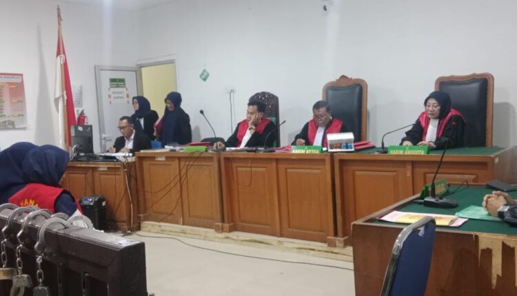 Tiga terdakwa kasus pencurian di JM Sukarami mendengarkan pembacaan tuntutan pidana dalam sidang di PN Palembang.