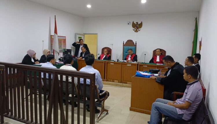 Petugas Bea Cukai memberikan kesaksian dalam sidang kasus peredaran rokok ilegal yang menyeret tiga terdakwa di Pengadilan Negeri Palembang.