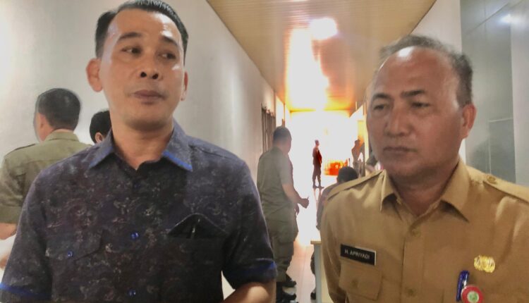 Kanan) Asisten I Bidang Pemerintahan dan Kesra, Apriyadi, (Kiri)Wakil Ketua DPRD Sumsel, Nopianto. (Foto: Tia)
