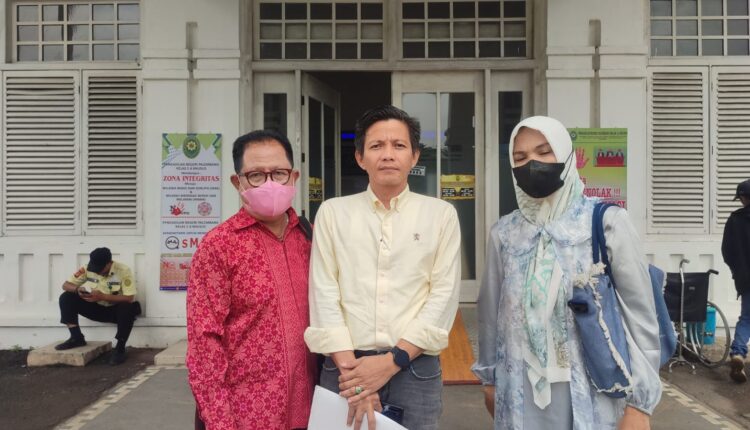 Penggugat Suci Pransuhartin didampingi Kuasa hukum, M Fikri.