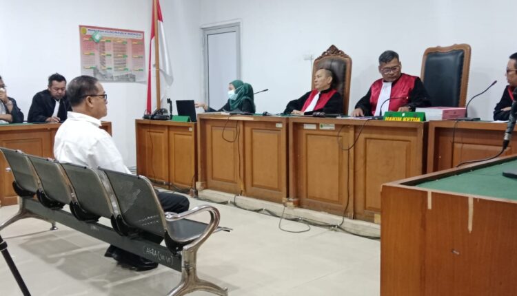 Terdakwa Wilson mendengarkan pembacaan surat dakwaan oleh Jaksa Penuntut Umum dalam sidang dugaan korupsi pengadaan batik perangkat desa Sumsel di Pengadilan Tipikor Palembang.