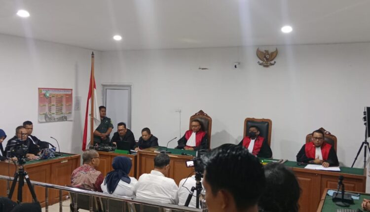Empat terdakwa kasus dugaan korupsi Fee Pokir DPRD OKU mendengarkan pembacaan Putusan di persidangan di Pengadilan Tipikor Palembang.