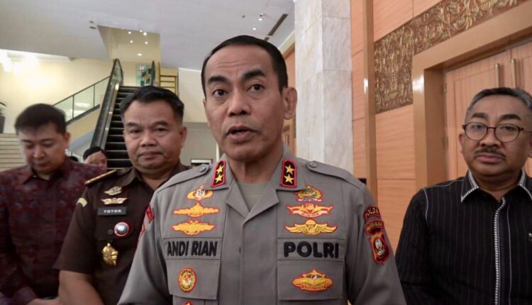 Kapolda Sumsel Irjen Pol Andi Rian R Djajadi saat rakor penanganan gangguan usaha perkebunan sawit. (Foto: Tia)