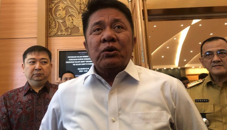 Gubernur Sumsel, Herman Deru bersama Ketua GAPKI Sumsel, Alex Sugiarto (kiri) saat diwawancarai usai rakor penanganan gangguan usaha perkebunan sawit. (Foto: Tia)