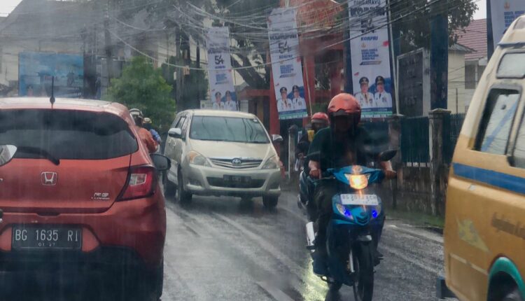 Hujan Deras yang sedang melanda Kota Palembang. (Foto: Tia)