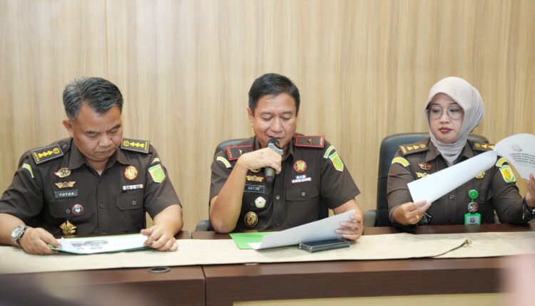 Wakajati Sumsel, Anton Delianto, memimpin peringatan Hakordia 2025, sementara Kasi Penkum, Vanny Yulia Eka Sari, memaparkan capaian kinerja Pidsus Kejati Sumsel sepanjang 2025.