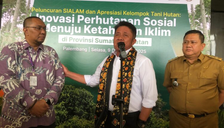 Gubernur Sumsel, Herman Deru Didampingi oleh Dierektur ICRAF Indonesia, Andree Ekadinata (kiri) usai peluncuran sistem informasi SiALAM pada kegiatan Inovasi Perhutanan Sosial Menuju Ketahanan Iklim di Grand Atyasa Convention Center Palembang. (Foto: Tia)