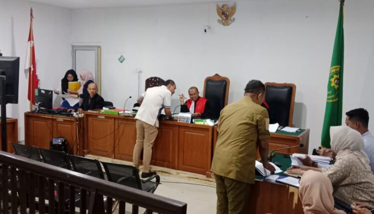 Persidangan perkara perdata Perbuatan Melawan Hukum antara Yayasan Bina Darma Palembang melawan 11 tergugat di Pengadilan Negeri Palembang.