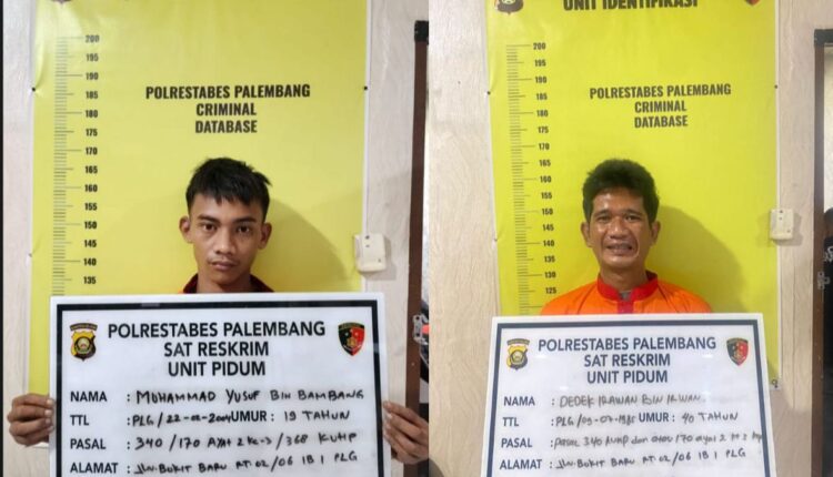 Kedua pelaku saat diamankan di Polrestabes Palembang.