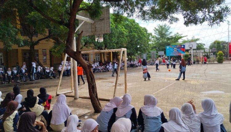 Para pelajar mengikuti Class Meeting usai melaksanakan Asesmen Sumatif Akhir Semester (ASAS).