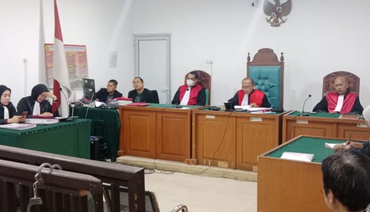 Majelis Hakim PN Palembang membacakan amar putusan vonis 15 tahun penjara terhadap Lamendra dan Rio Agus Saputra yang dihadirkan secara daring dalam perkara pembunuhan di Kertapati, Kota Palembang.