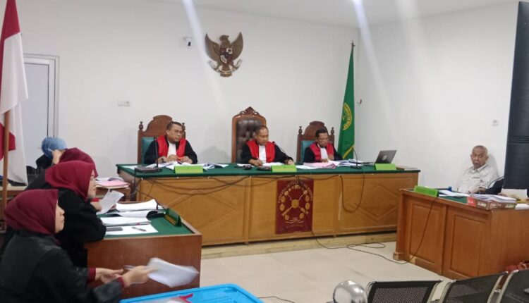 Suasana persidangan di PN Tipikor Palembang saat terdakwa mantan Dirjen Perkeretaapian Kemenhub, Prasetyo Boeditjahjono, mengikuti pemeriksaan para saksi.