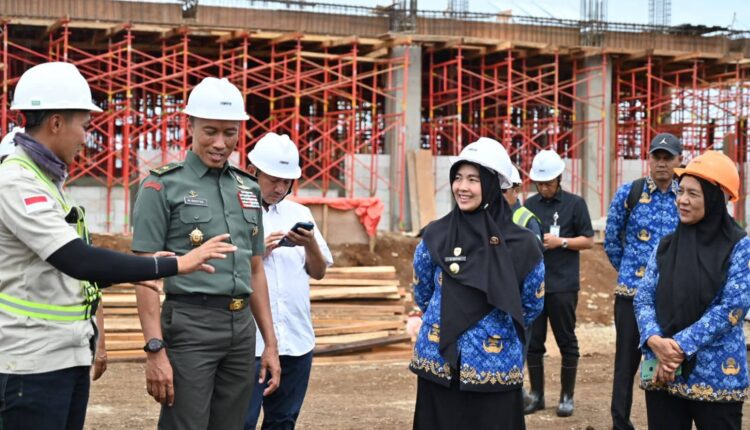 Kepala Sekolah STN Brigjen TNI Mochammad Ghoffar Ngismangil bersama Wakil Walikota Pagar Alam Bertha tinjau lokasi pembangunan Sekolah Taruna Nusantara. 