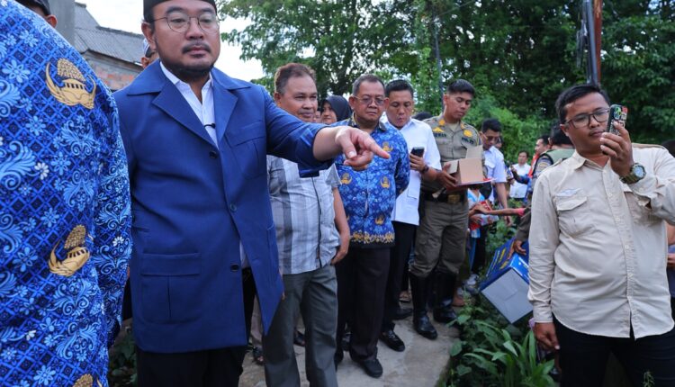Wakil Walikota Palembang Prima Salam tinjau siap kan jembatan permanen bagi warga Jakabaring.