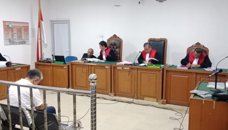 Terdakwa Aprizal bin M Nuh mengikuti persidangan di PN Tipikor Palembang, Kamis (18/12/25), guna mendengarkan pembacaan tuntutan Jaksa Penuntut Umum (JPU).