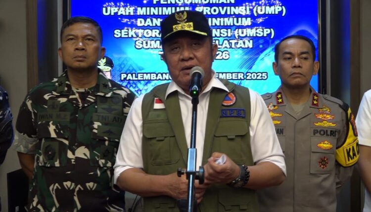Gubernur Sumsel, Herman Deru saat mengumumkan kenaikan UMP di Griya Agung, Palembang. (Foto: Tia)