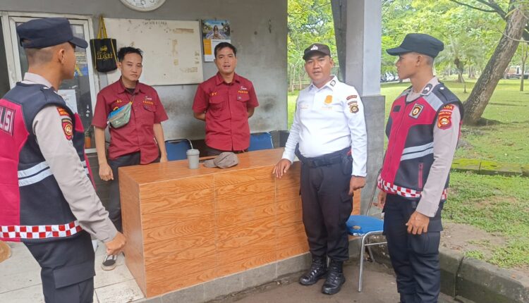 Personel Polda Sumsel saat melakukan patroli di tempat wisata Jakabaring Palembang.