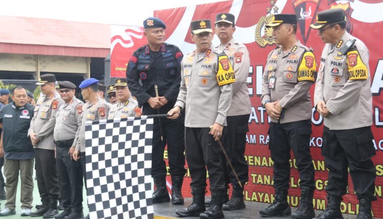 Kapolda Sumsel Irjen Pol Andi Rian R Djajadi lepas langsung pengiriman 100 personel Brimob ke Aceh.