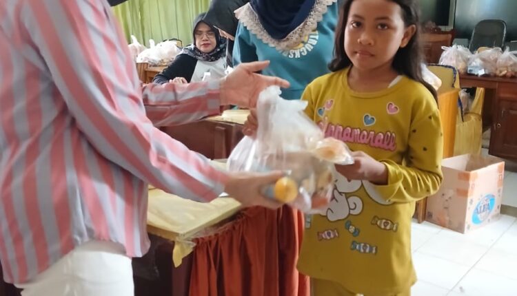 Guru membagikan MBG kepada siswa di sekolah disaat libur.