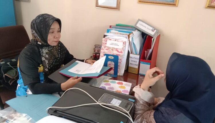 Guru dan staf tata usaha di SD N 226 Palembang.
